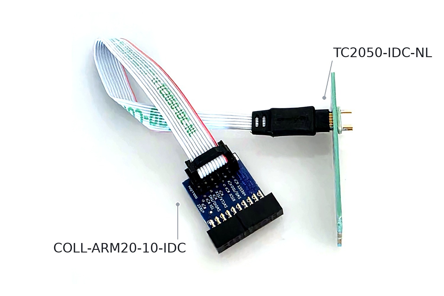 TC2050-IDC-NL-Kabel auf der Platinenkante, am anderen Ende die Adapterplatine COLL-ARM20-10-IDC für den 20-poligen ARM-Anschluss
