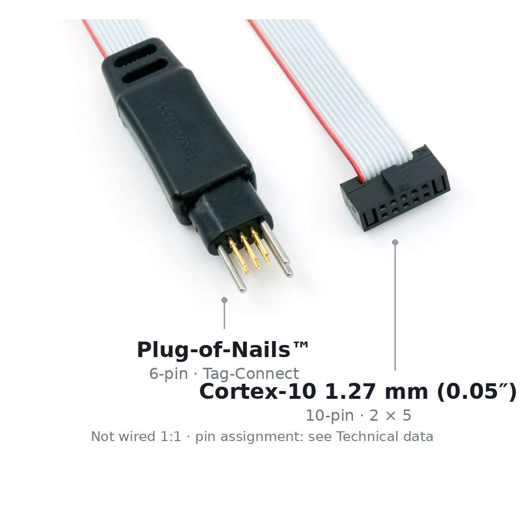 Beide Enden des Kabels TC2030-CTX-NL nebeneinander: links der sechspolige Tag-Connect-Stecker mit Federkontaktstiften, ohne Legs, rechts der zehnpolige Cortex-Stecker mit 1,27 mm Raster.