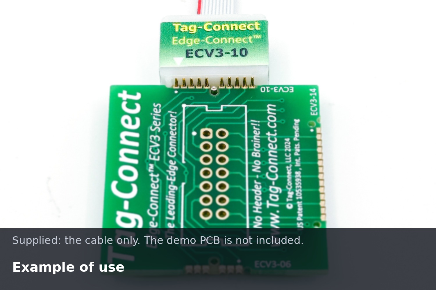 Der zehnpolige Edge-Connect™-Stecker des Kabels sitzt auf der Kante der Tag-Connect-Demoplatine.