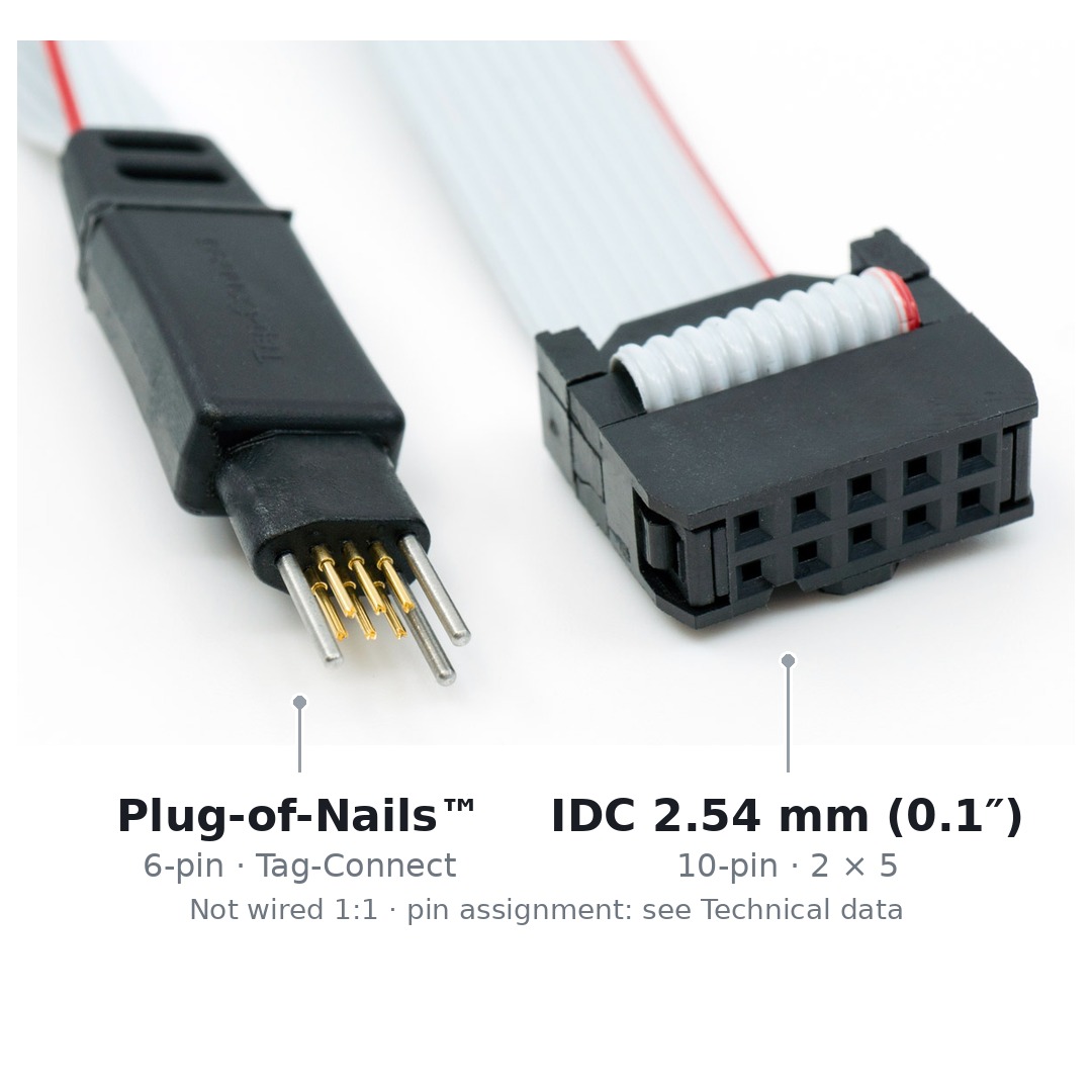 Beide Enden des Kabels TC2030-ALT-NL nebeneinander: links der sechspolige Tag-Connect-Stecker mit Federkontaktstiften, ohne Legs, rechts der zehnpolige IDC-Stecker mit 2,54 mm Raster.