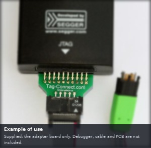 Anwendungsbeispiel: Die Adapterplatine TC2050-ARM2010 steckt am zwanzigpoligen Anschluss eines Debuggers, darunter ein Tag-Connect-Kabel. Geliefert wird nur die Adapterplatine.