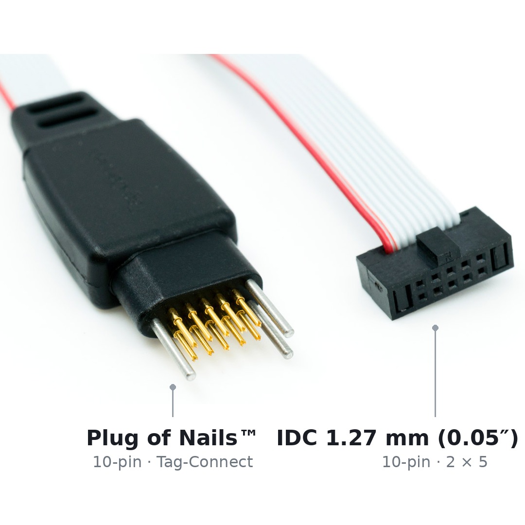 Beide Enden des Kabels TC2050-IDC-NL-050-ALL nebeneinander: links der zehnpolige Tag-Connect-Stecker mit Federkontaktstiften, ohne Legs, rechts der zehnpolige IDC-Stecker mit 1,27 mm Raster.