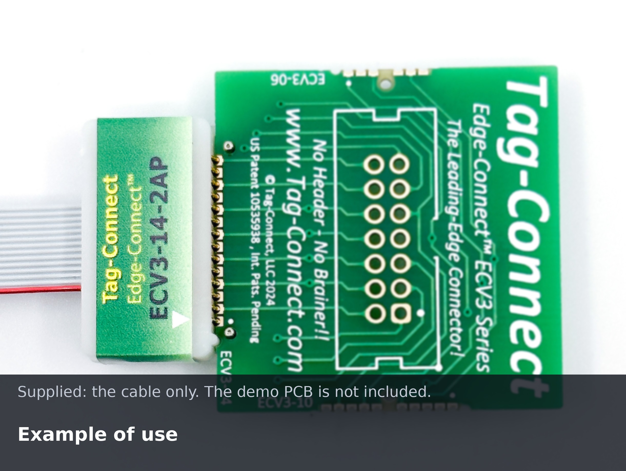 Der vierzehnpolige Edge-Connect™-Stecker mit zwei Führungsstiften auf der Kante der Tag-Connect-Demoplatine.
