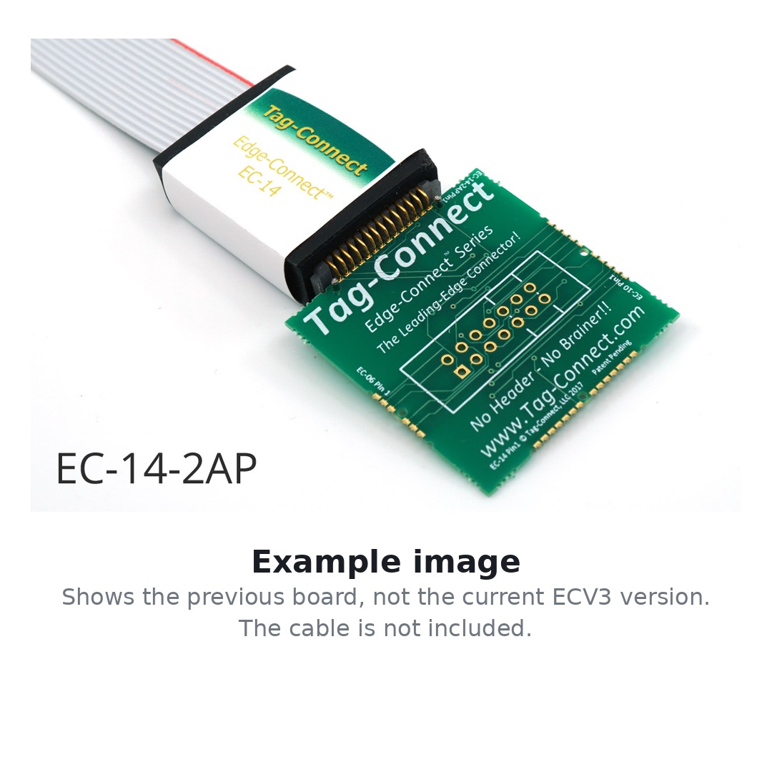 Ein Edge-Connect™-Kabel steckt auf der Kante der Demoplatine; die Beschriftung EC-14-2AP bezeichnet das vierzehnpolige Kontaktbild mit zwei Führungsstiften.