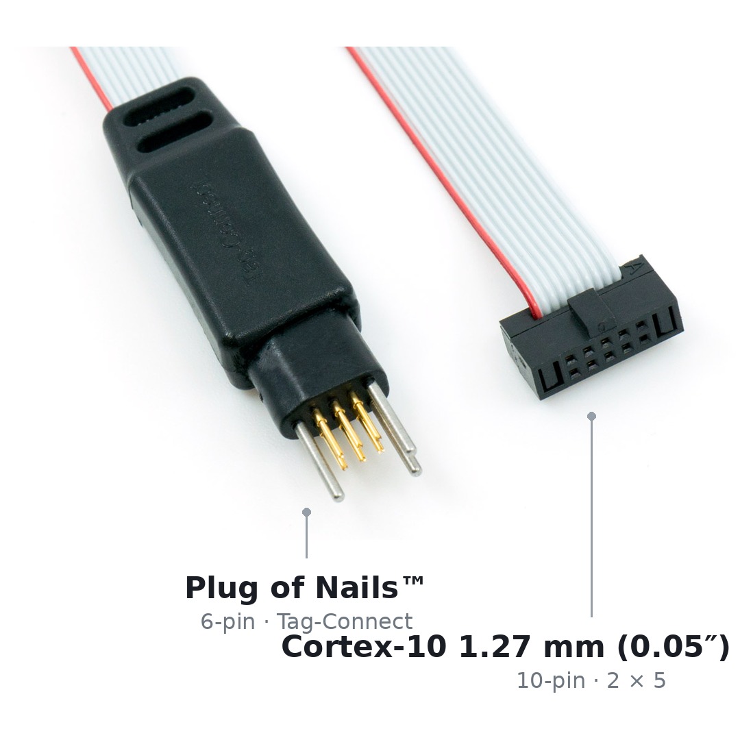 Beide Enden des Kabels TC2030-CTX-NL-LEMTA nebeneinander: links der sechspolige Tag-Connect-Stecker mit Federkontaktstiften, ohne Legs, rechts der zehnpolige Cortex-Stecker mit 1,27 mm Raster.