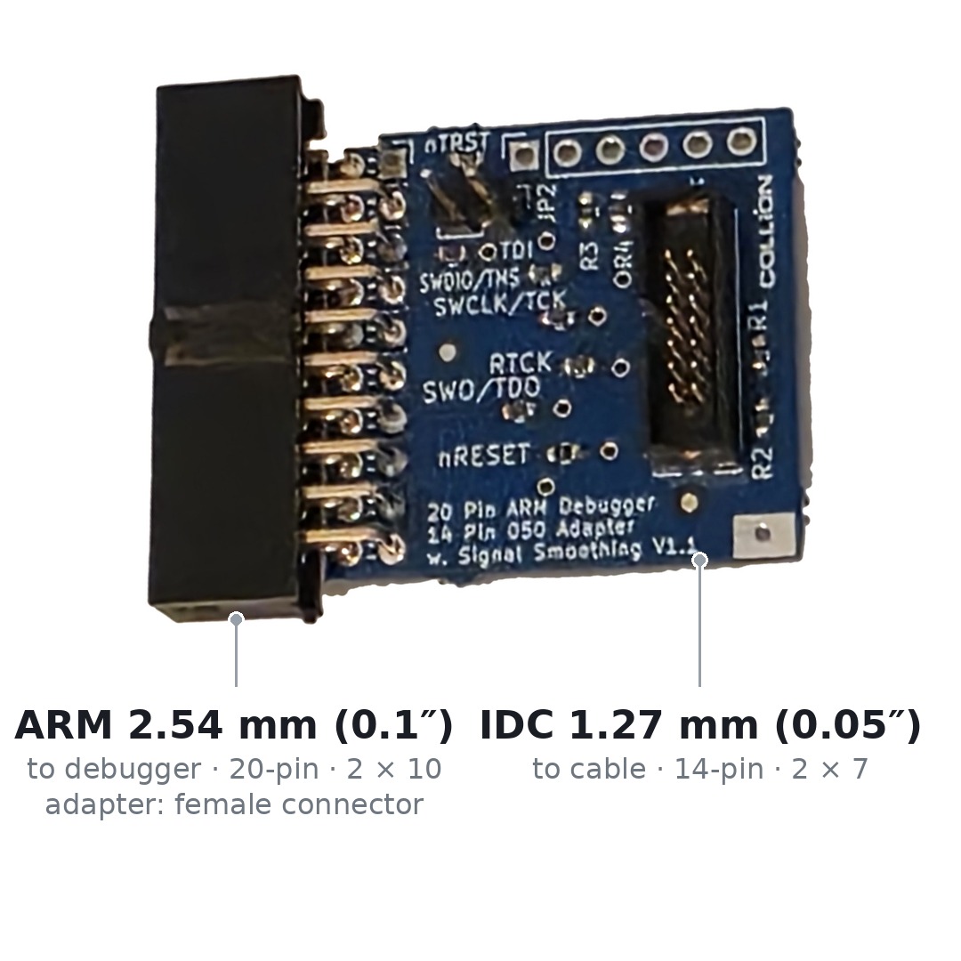 Die Adapterplatine COLL-ARM20-14P-050: auf der einen Seite der zwanzigpolige ARM-Stecker mit 2,54 mm Raster, auf der anderen die vierzehnpolige Stiftleiste für die Tag-Connect-Kabel.
