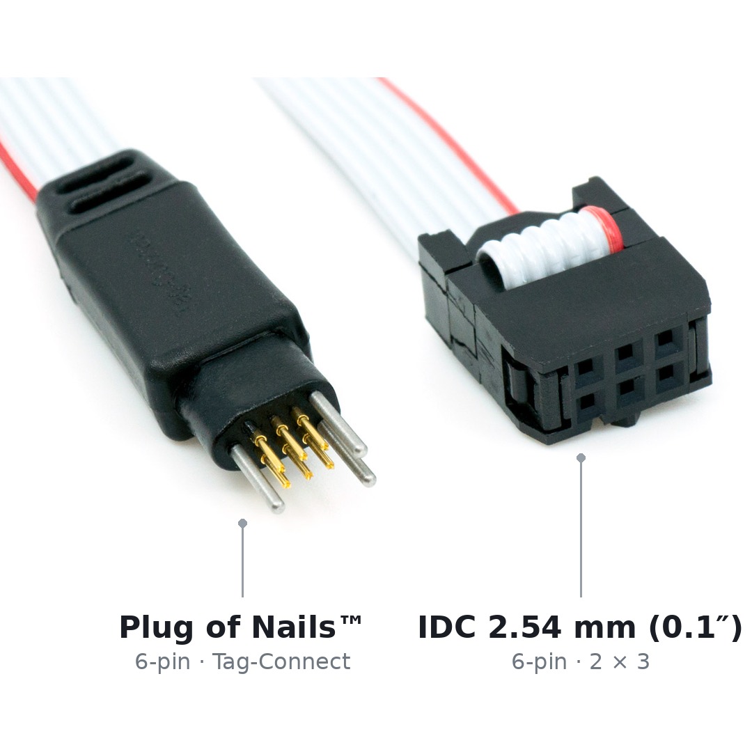 Beide Enden des Kabels TC2030-IDC-NL-10 nebeneinander: links der sechspolige Tag-Connect-Stecker mit Federkontaktstiften, ohne Legs, rechts der sechspolige IDC-Stecker mit 2,54 mm Raster.