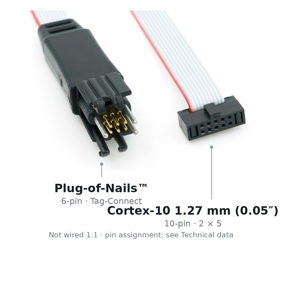 Beide Enden des Kabels TC2030-CTX nebeneinander: links der sechspolige Tag-Connect-Stecker mit Federkontaktstiften und Legs, rechts der zehnpolige Cortex-Stecker mit 1,27 mm Raster.