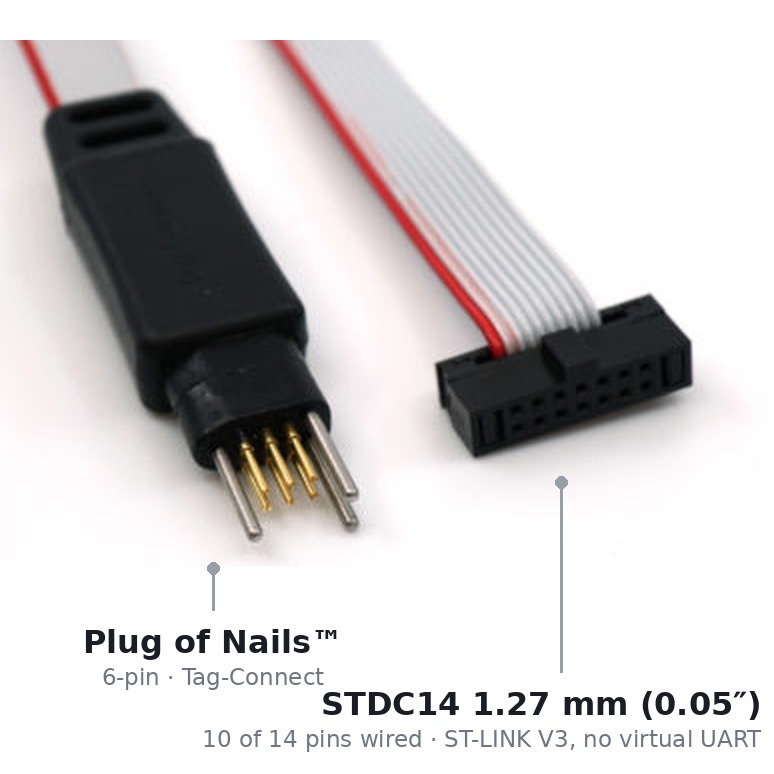 Beide Enden des Kabels nebeneinander: links der sechspolige Tag-Connect-Stecker mit Federkontaktstiften, ohne Legs, rechts der vierzehnpolige STDC14-Stecker mit 1,27 mm Raster für den ST-LINK V3.