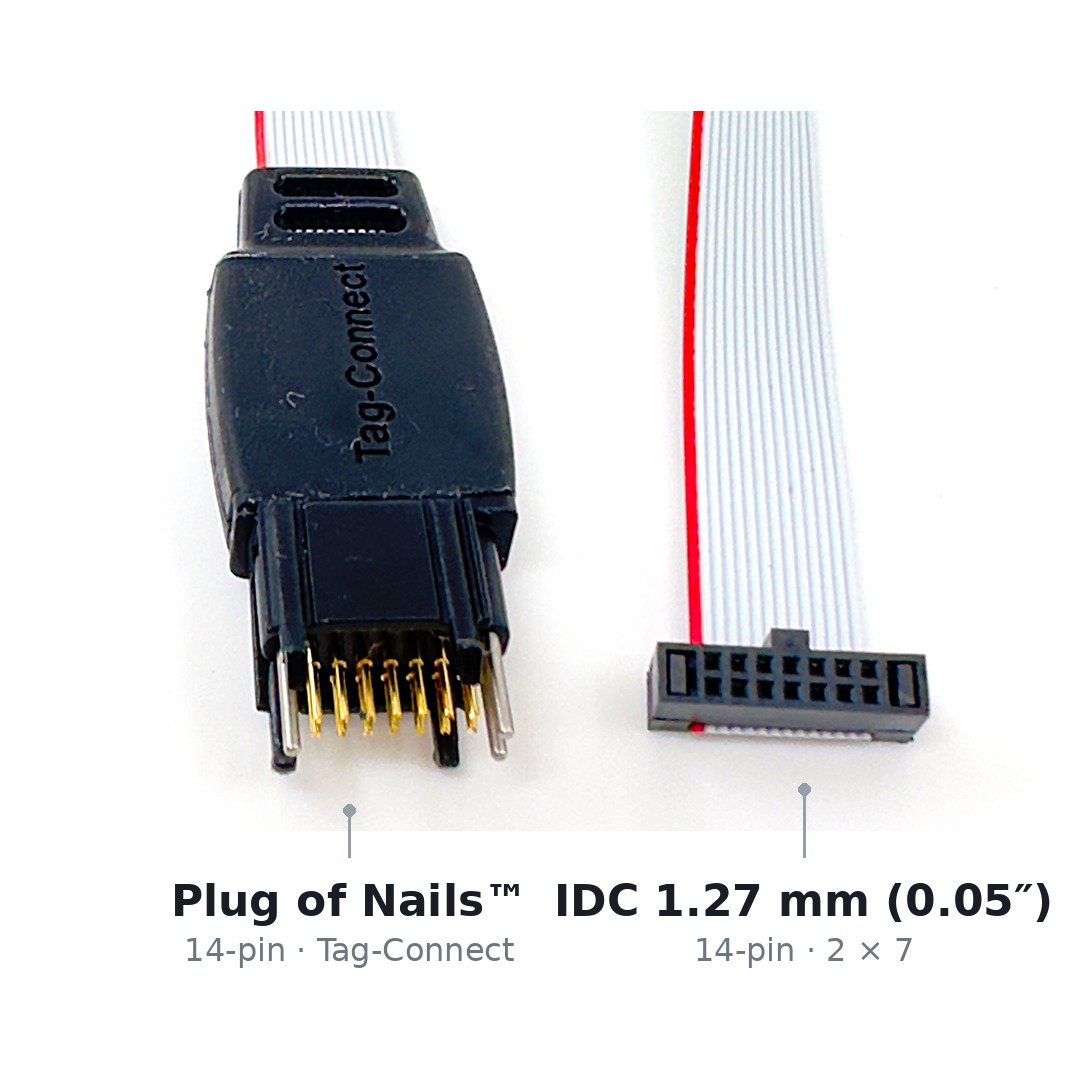 Beide Enden des Kabels TC2070-IDC-050 nebeneinander: links der vierzehnpolige Tag-Connect-Stecker mit Federkontaktstiften und Legs, rechts der vierzehnpolige IDC-Stecker mit 1,27 mm Raster.