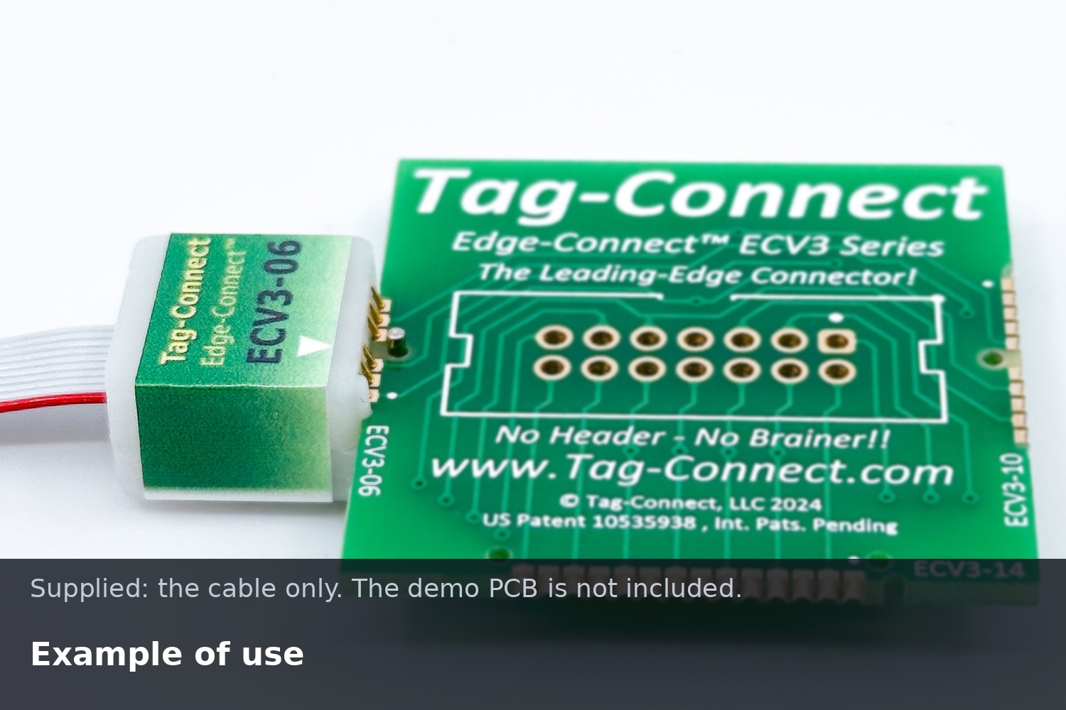 Das Kabel steckt mit seinem sechspoligen Edge-Connect™-Stecker auf der Kante der Tag-Connect-Demoplatine.