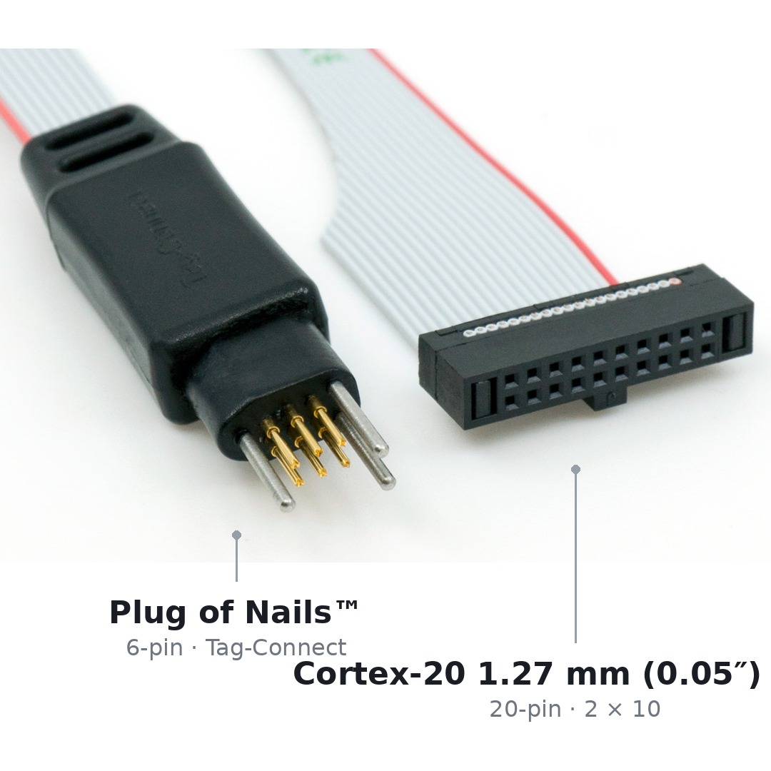 Beide Enden des Kabels TC2030-CTX-20-NL nebeneinander: links der sechspolige Tag-Connect-Stecker mit Federkontaktstiften, ohne Legs, rechts der zwanzigpolige Cortex-Stecker mit Trace-Signalen, 1,27 mm Raster.