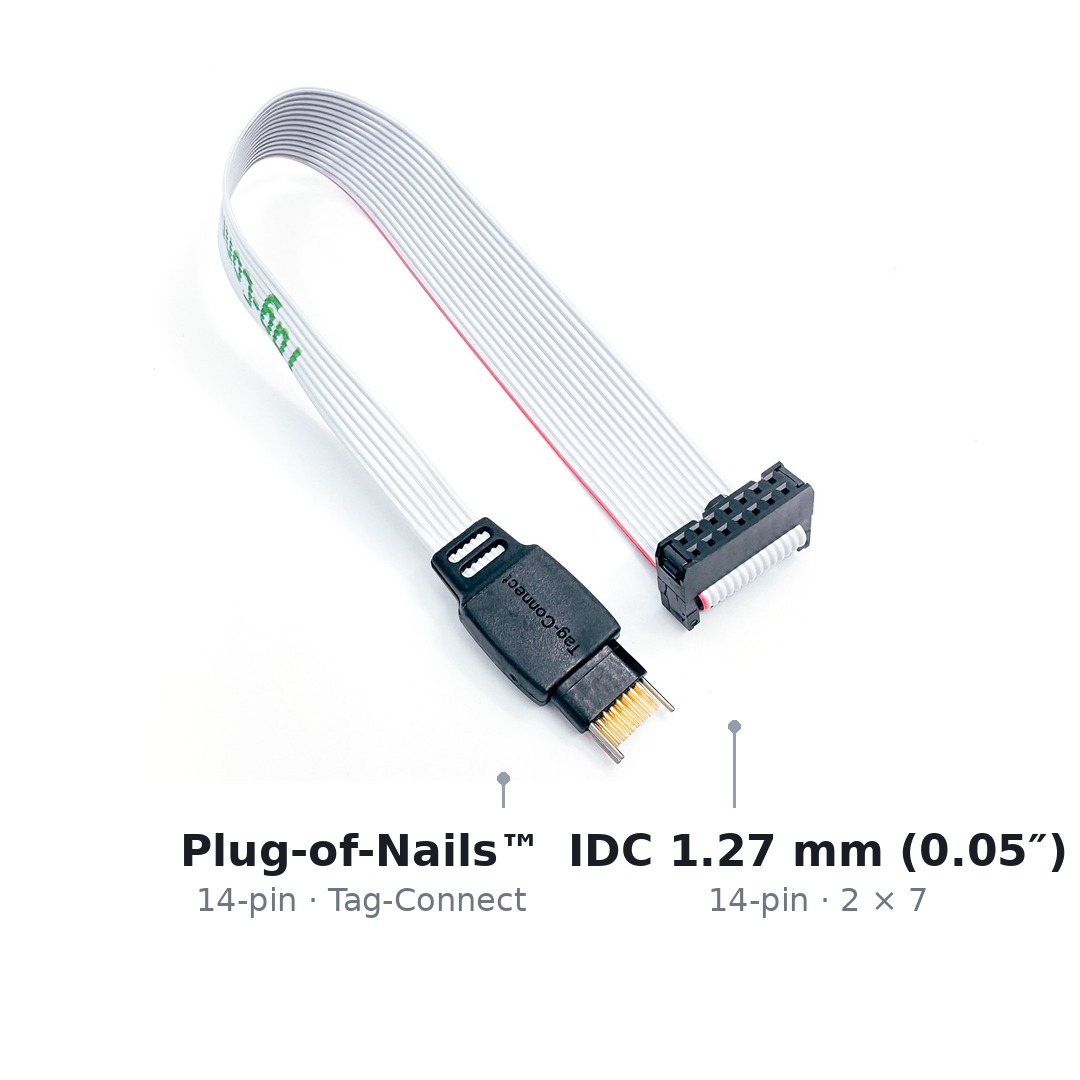 Beide Enden des Kabels TC2070-IDC-NL-050 nebeneinander: links der vierzehnpolige Tag-Connect-Stecker mit Federkontaktstiften, ohne Legs, rechts der vierzehnpolige IDC-Stecker mit 1,27 mm Raster.
